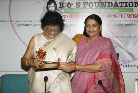 Krishna Lal receiving the She The Change Nari Udhyami Award